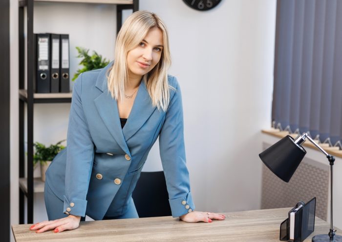 nő öltönyben