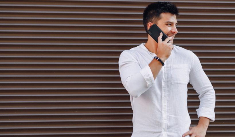 férfi telefonnal